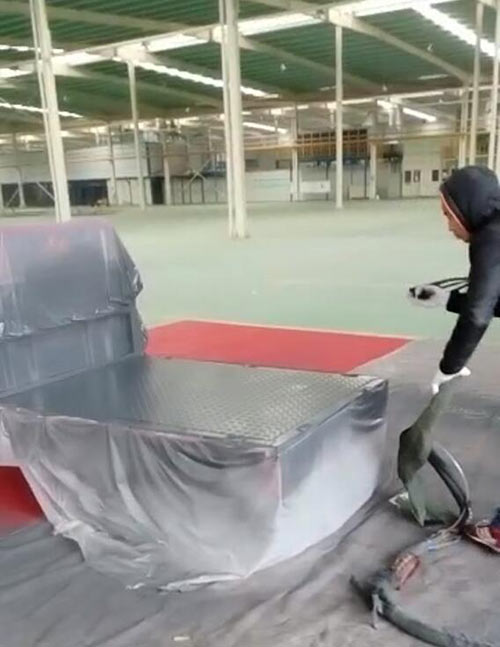 车厢防腐耐磨聚脲喷涂(图1) 车厢防腐耐磨聚脲喷涂