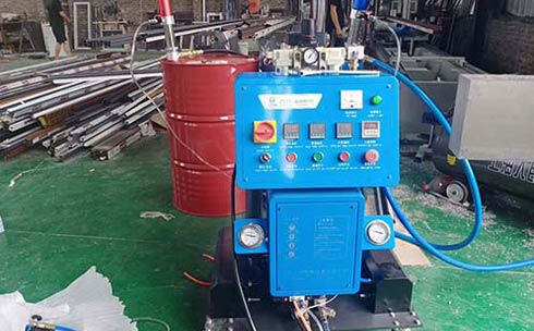 断桥铝型材中间填充硬质聚氨酯泡沫(图1) Q2600D聚氨酯泡沫发泡机