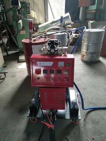 聚氨酯发泡热水器(图1) D型水箱浇注聚氨酯发泡设备