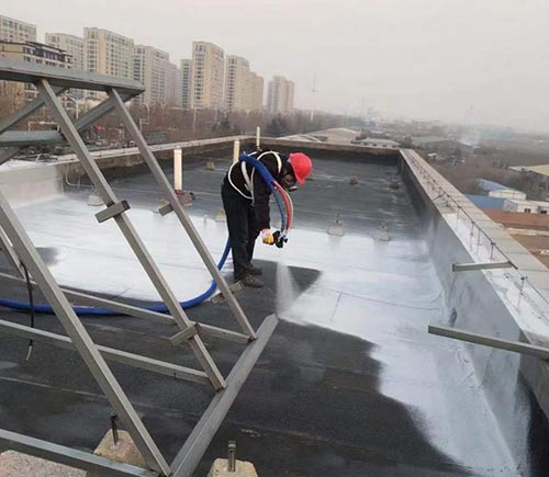 建筑楼顶防渗水为什么用聚脲材料?附喷涂机施工(图2) 聚脲喷涂机屋顶防水施工