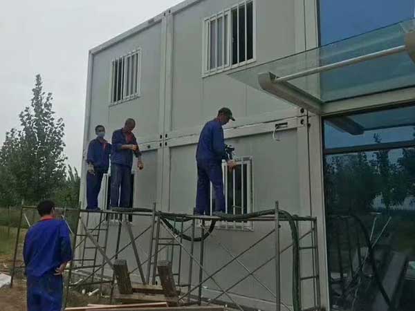 轻钢别墅房喷涂聚氨酯保温用什么发泡机(图1) 轻钢别墅房喷涂聚氨酯保温