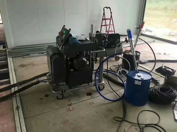 轻钢别墅房喷涂聚氨酯保温用什么发泡机(图2) H5600轻钢别墅房喷涂聚氨酯保温发泡机