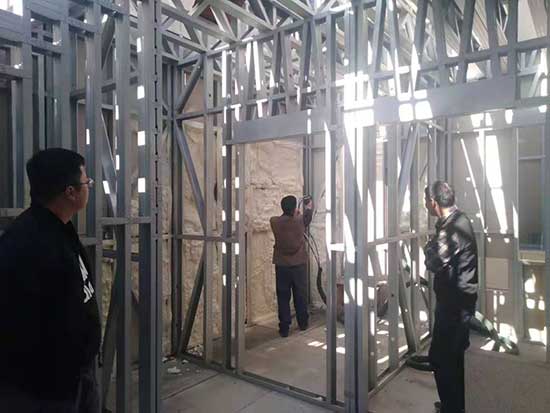轻钢建造的别墅房屋喷涂聚氨酯保温如何(图1) 轻钢建造的别墅房屋喷涂聚氨酯保温施工